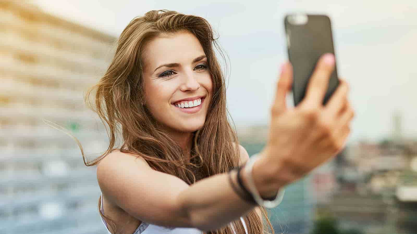 Study Explores Women Selfie Habits
